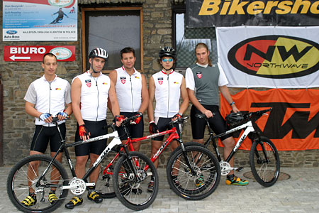 Jan Wojtiuk, Wojtek Zagórski, trener Robert Zubek, Maciek Bydliński i Maciek Wądrzyk fot. J.Ciszak/skionline.pl Jan Wojtiuk, Wojtek Zagórski, trener Robert Zubek, Maciek Bydliński i Maciek Wądrzyk fot. J.Ciszak/skionline.pl