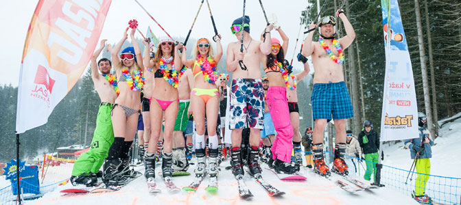 Bikini Skiing 2015 ze świetnymi warunkami narciarskimi Bikini Skiing 2015 ze świetnymi warunkami narciarskimi