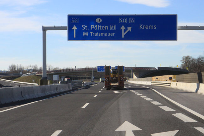 Zjazd na autostradę S33 fot.skionline.pl Zjazd na autostradę S33 fot.skionline.pl